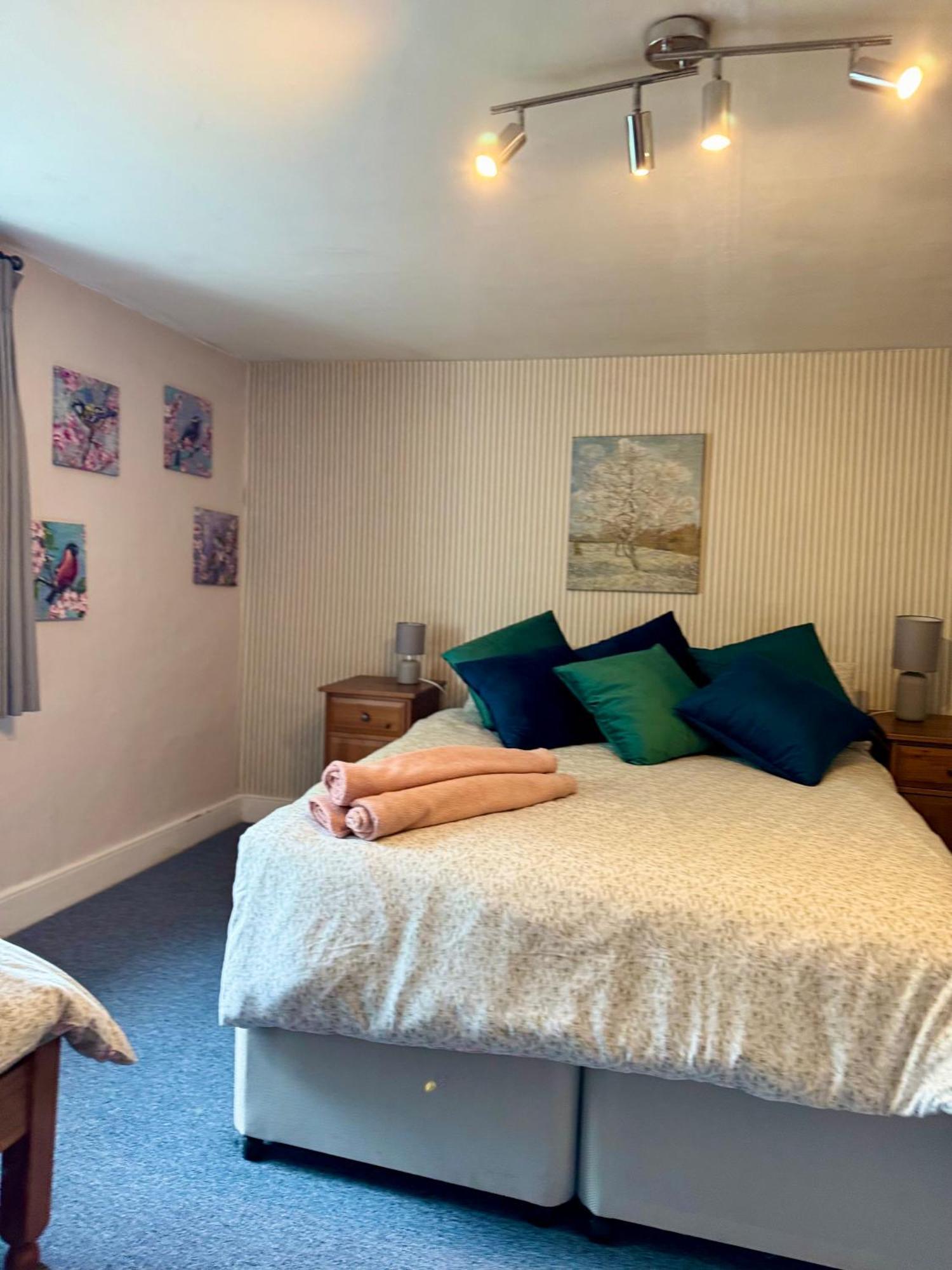 Beautiful Townhouse Next To Royal Victoria Park And Botanical Gardens Within Easy Walking Distance To Bath City Centre Zewnętrze zdjęcie