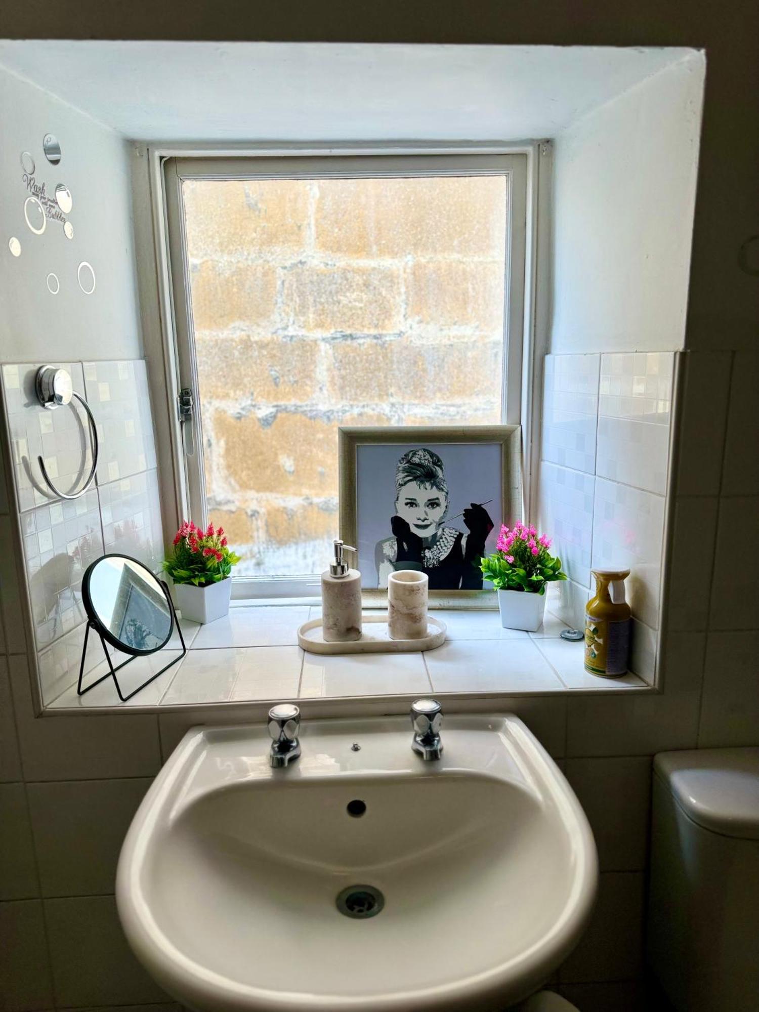 Beautiful Townhouse Next To Royal Victoria Park And Botanical Gardens Within Easy Walking Distance To Bath City Centre Zewnętrze zdjęcie